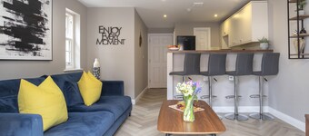 Elliot Oliver - 2 Bedroom Garden Apartment With Parking