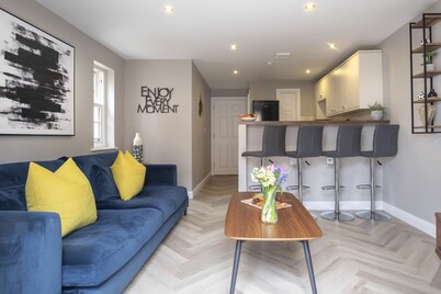 Elliot Oliver - 2 Bedroom Garden Apartment With Parking