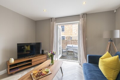 Elliot Oliver - 2 Bedroom Garden Apartment With Parking