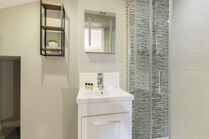 Standard Apartment, 2 Bedrooms | Bathroom | Free toiletries, hair dryer, towels, toilet paper