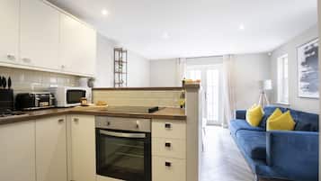 Standard Apartment, 2 Bedrooms | Private kitchen | Fridge, microwave, oven, stovetop