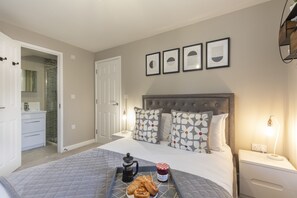 Standard Apartment, 2 Bedrooms | 2 bedrooms, individually decorated, individually furnished