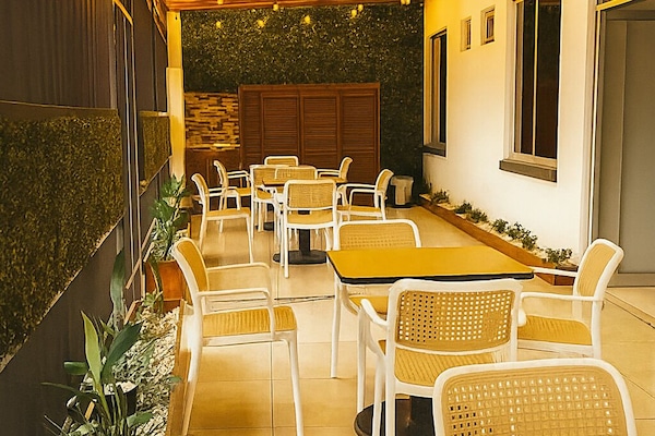 Desayuno con opciones de la cocina local incluido todos los días