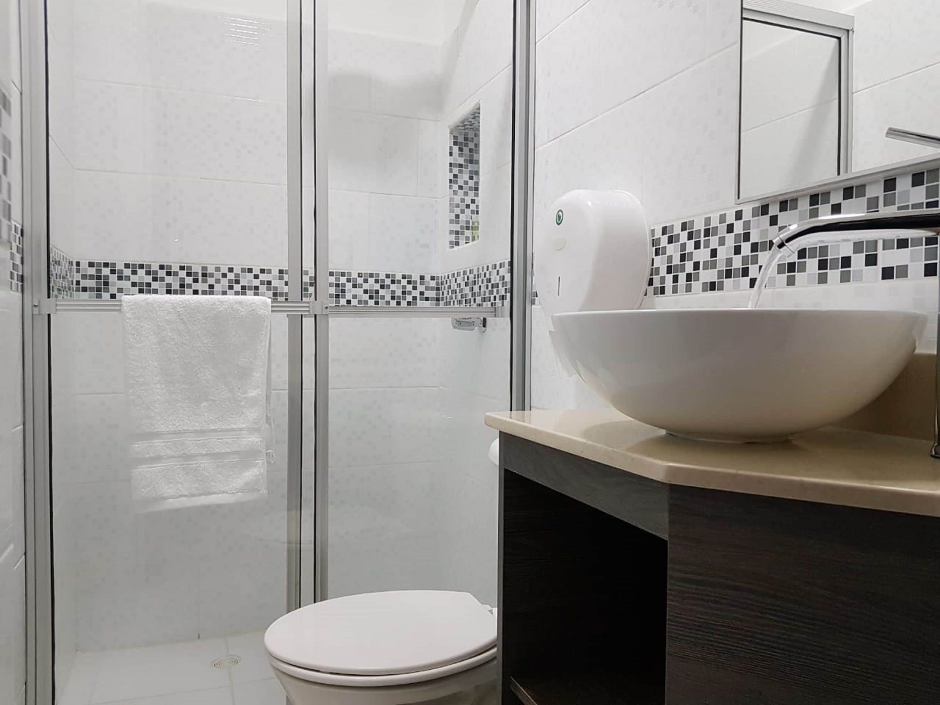 deluxe double room | bathroom | shower, free toiletries, towels