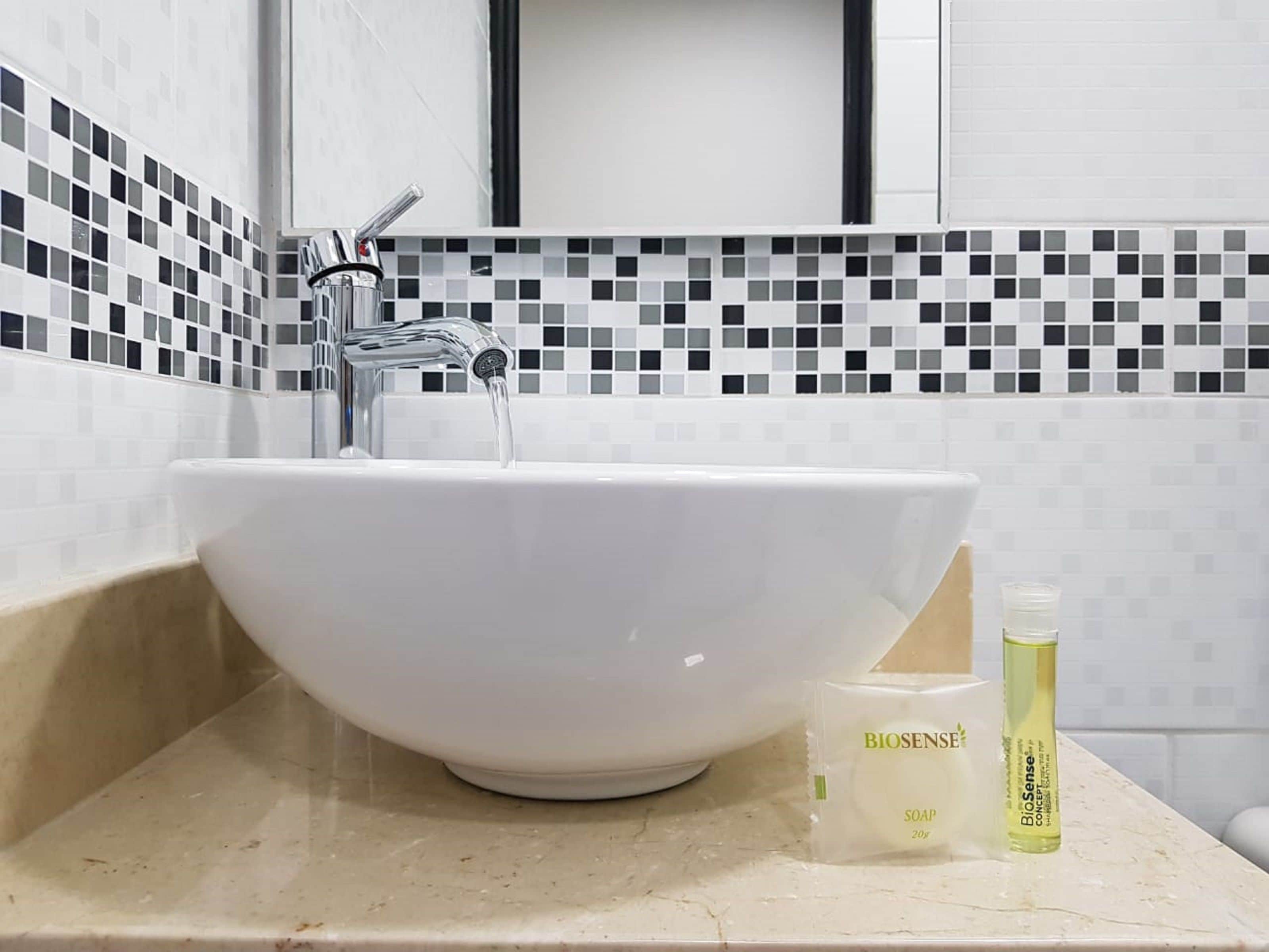 deluxe double room | bathroom amenities | shower, free toiletries, towels