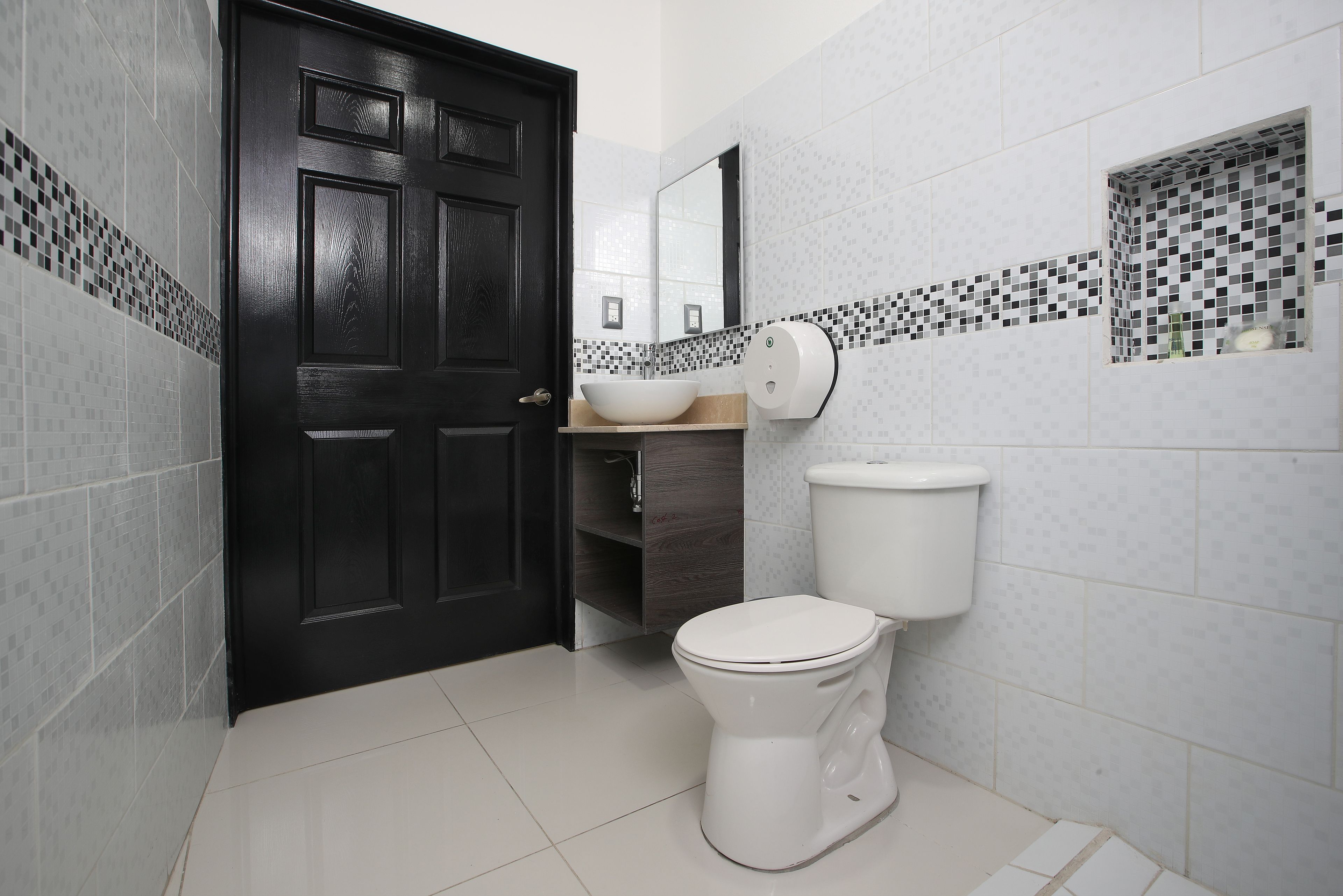 standard double room | bathroom | shower, free toiletries, towels