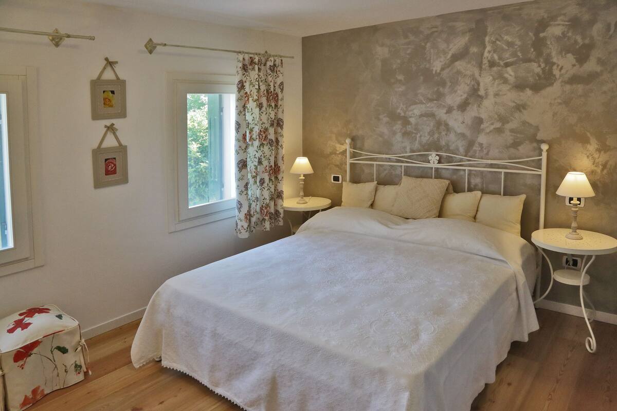 Premium bedding, desk, soundproofing, cots/infant beds