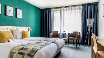 Hypo-allergenic bedding, in-room safe, desk, blackout drapes