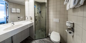 Premium Twin Room | Bathroom | Shower, designer toiletries, hair dryer, towels - Hotel & Congrescentrum Mennorode (Elspeet)