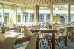 Desayuno continental diario (EUR 18.50 por persona)