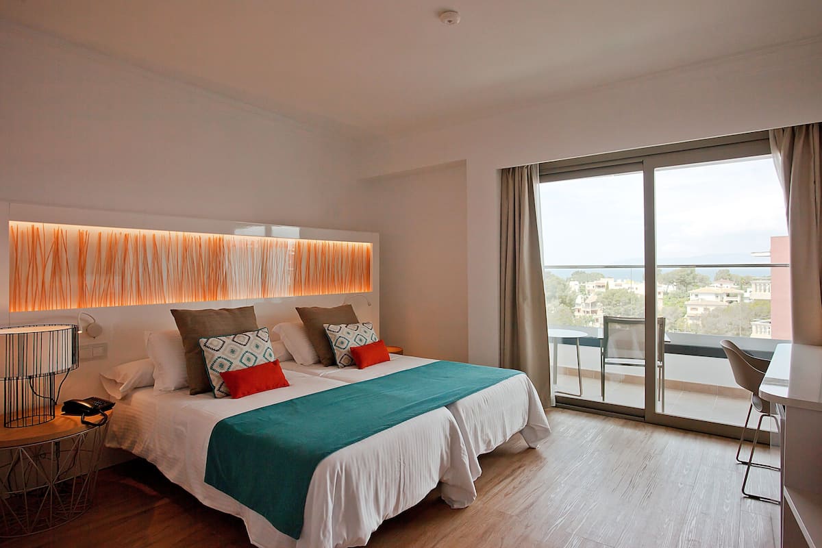 In-room safe, WiFi (surcharge), bed sheets