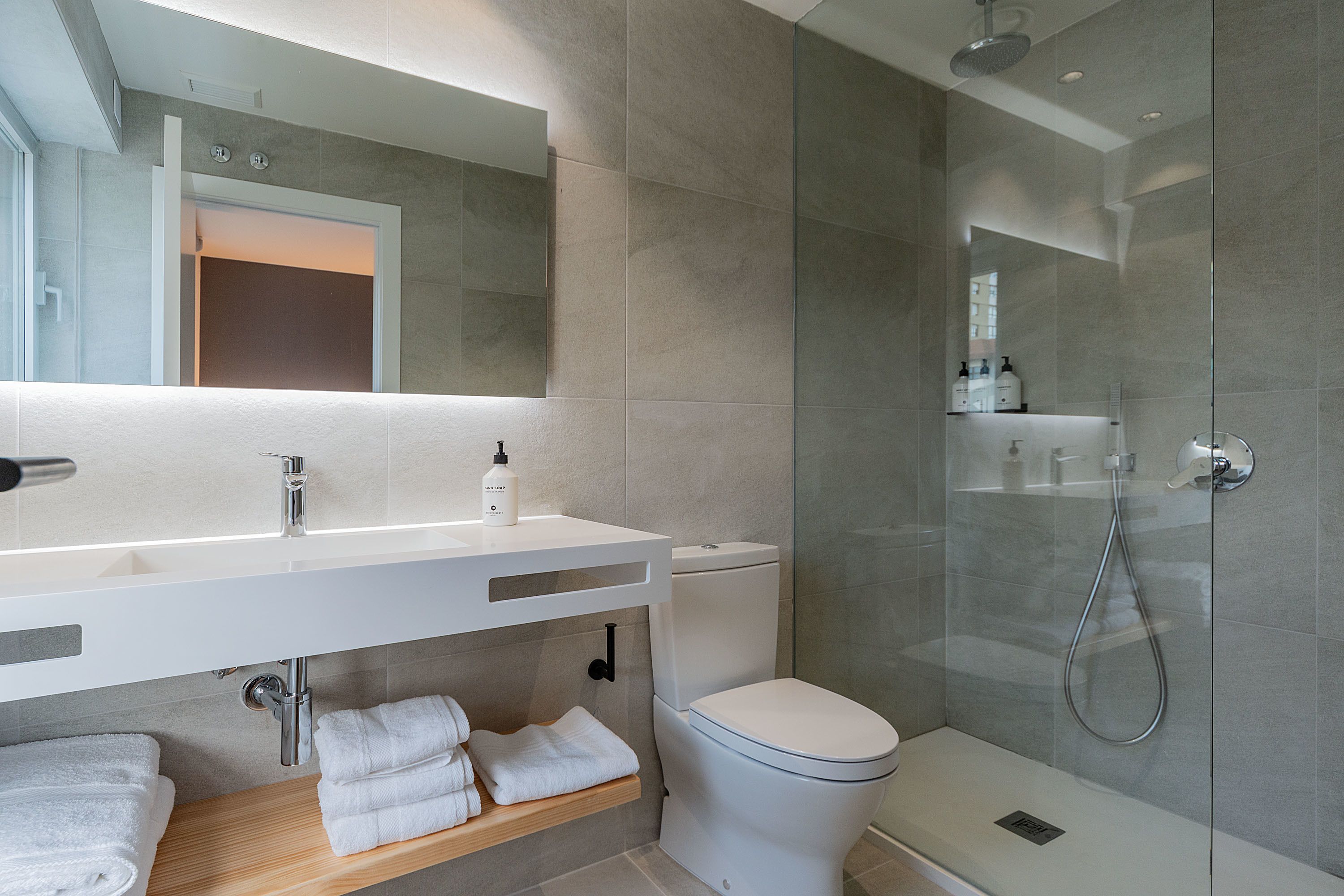 shower, rainfall showerhead, free toiletries, hair dryer