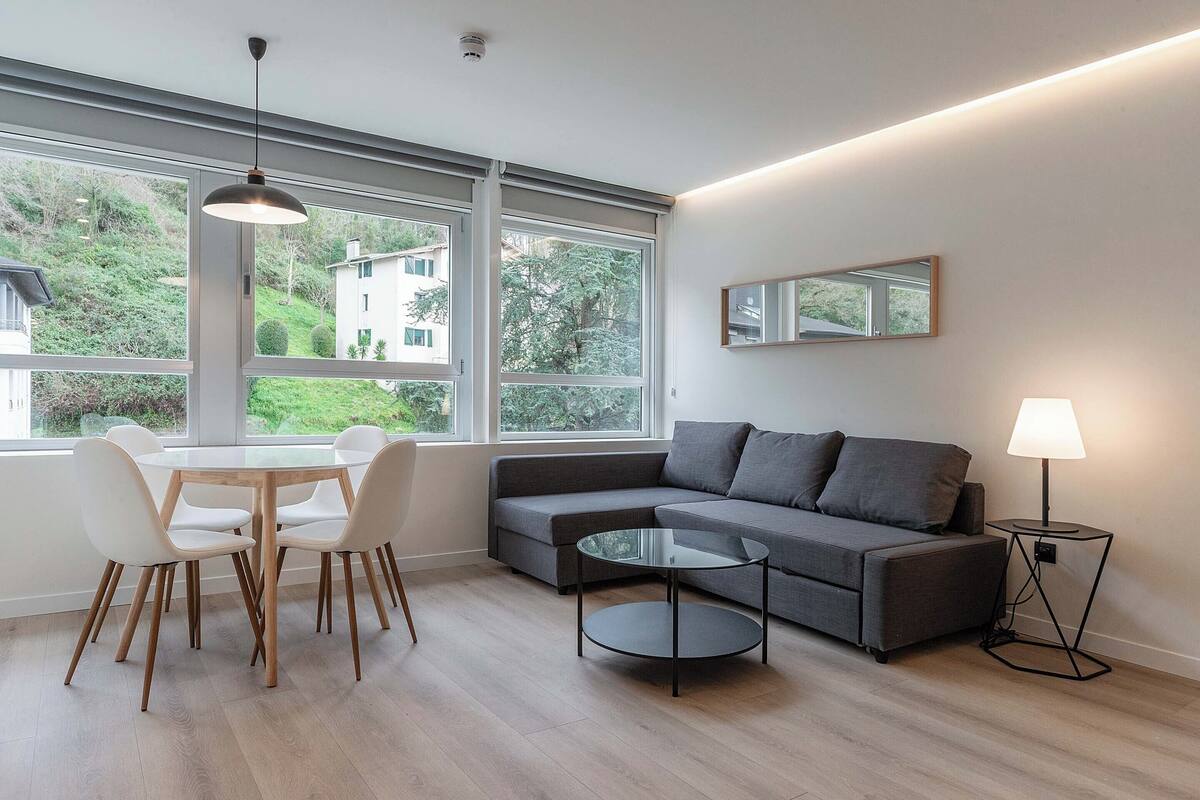 Two Bedroom Duplex Apartment | Coin séjour | Télévision à écran plat de 42 pouces avec chaînes par câble, télévision