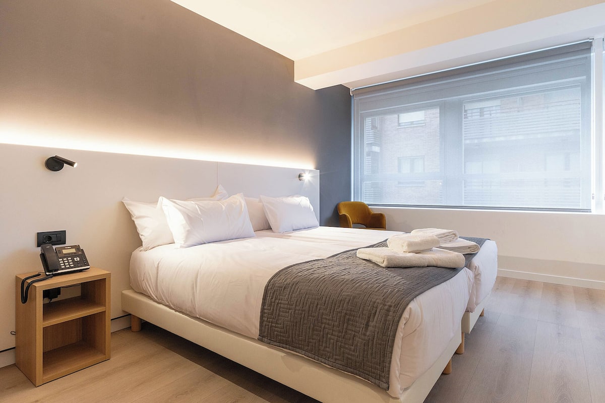 Twin Room (wheelchair accessible) | Coffres-forts dans les chambres, rideaux occultants