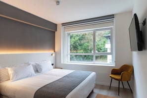 Double Room | In-room safe, blackout drapes, soundproofing - Hotel Distrito Oeste by Limehome (San Sebastián)
