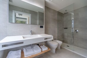 Shower, rainfall showerhead, free toiletries, hair dryer - Hotel Distrito Oeste (San Sebastián)