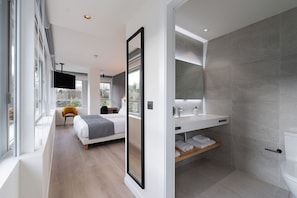 Shower, rainfall showerhead, free toiletries, hair dryer - Hotel Distrito Oeste (San Sebastián)