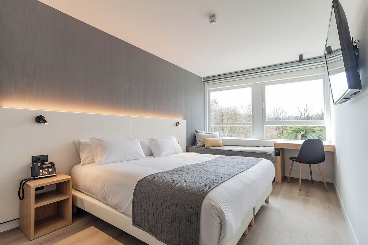 Habitación triple | Caja de seguridad en la habitación, cortinas blackout y insonorización