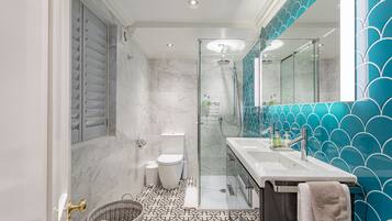 Luxury Apartment, Ensuite, Courtyard View (Beaches Brighton) | Bathroom