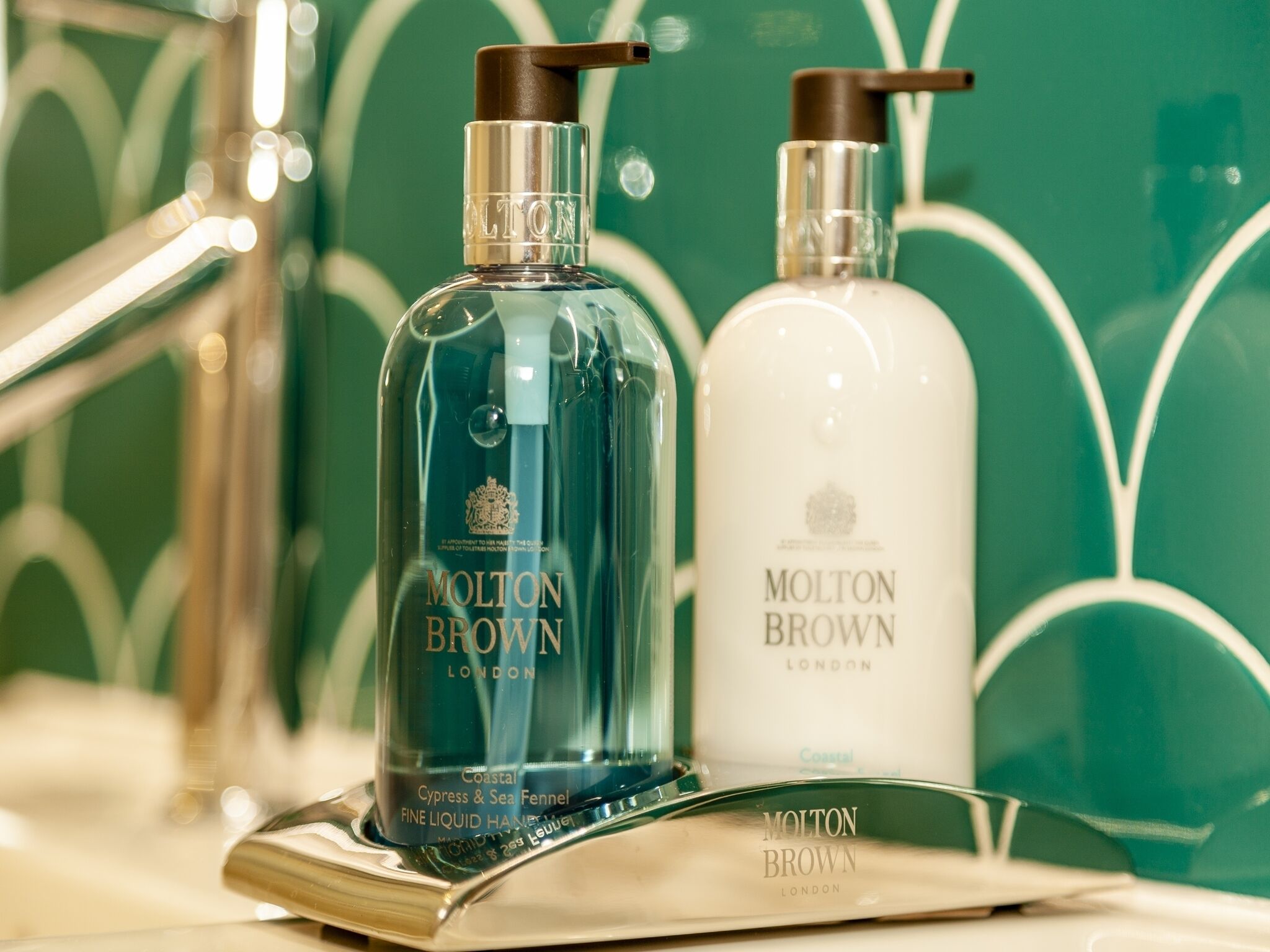 Dos botellas de productos de baño Molton Brown sobre una bandeja.