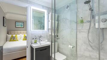 Luxury Apartment, Ensuite, Courtyard View (Beaches Brighton) | Bathroom