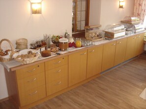 Free daily buffet breakfast