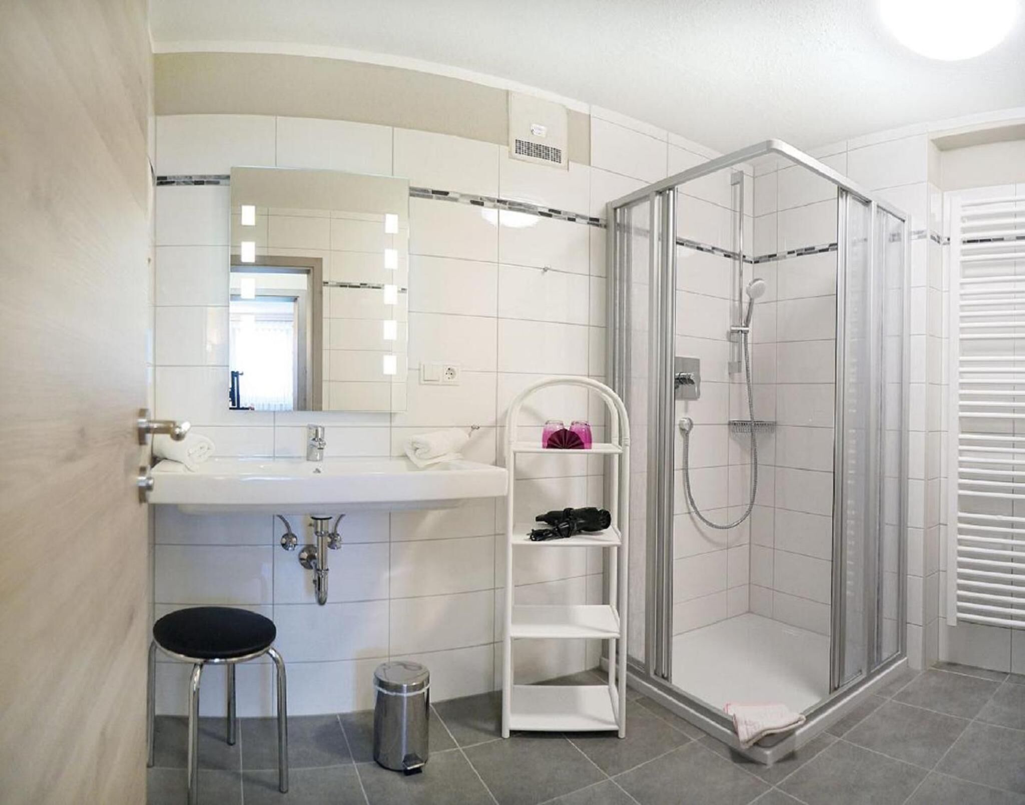 Ducha, artículos de tocador gratuitos, secador de pelo, toallas