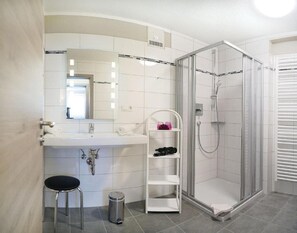 Dusche, kostenlose Toilettenartikel, Haartrockner, Handtücher