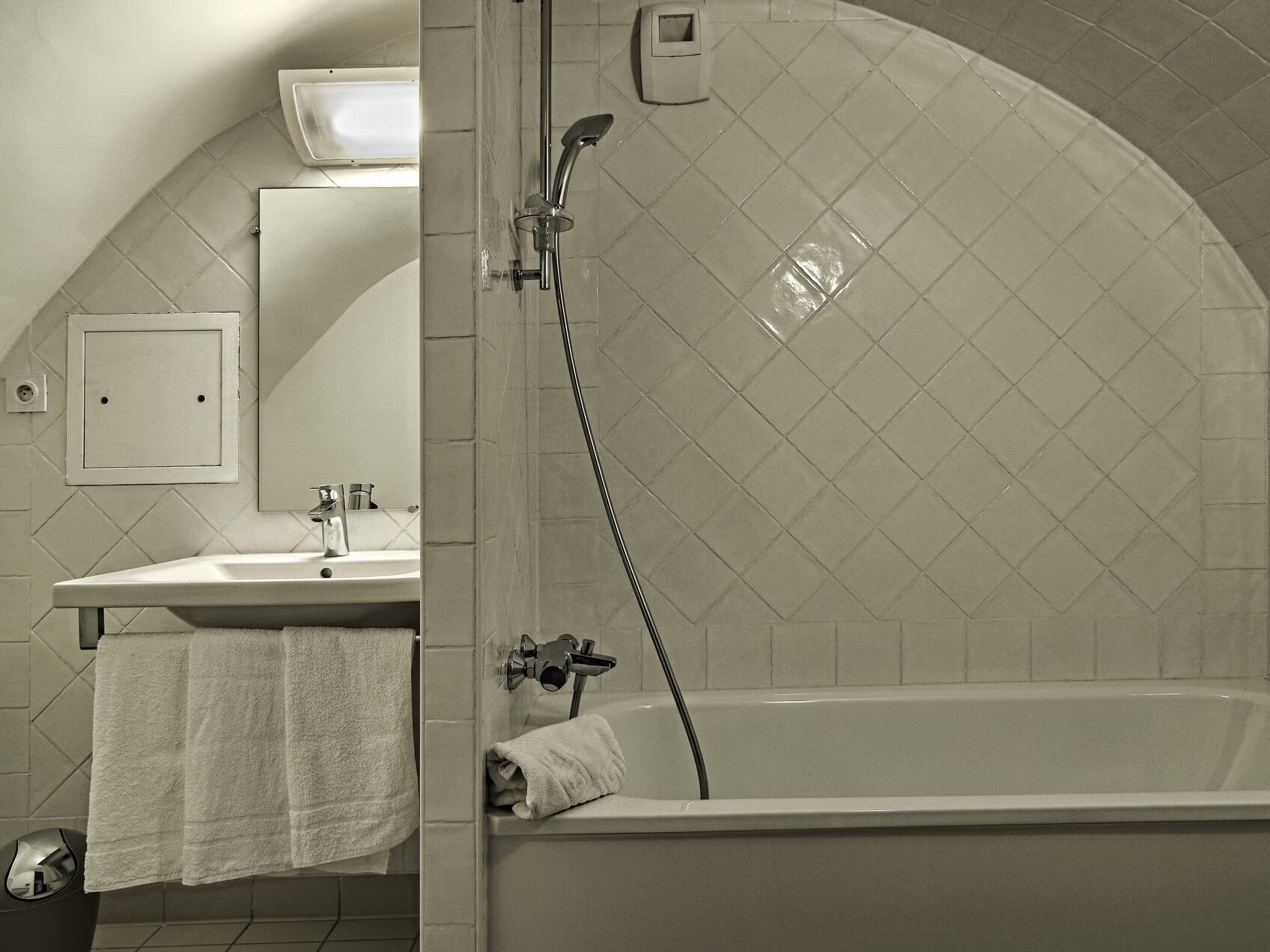 standard triple room, ensuite (chambre rez de chaussée) | bathroom