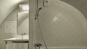 A bathroom with a bathtub, a sink, and a shower. - Hôtel Galilee (Saint-Michel-l'Observatoire)