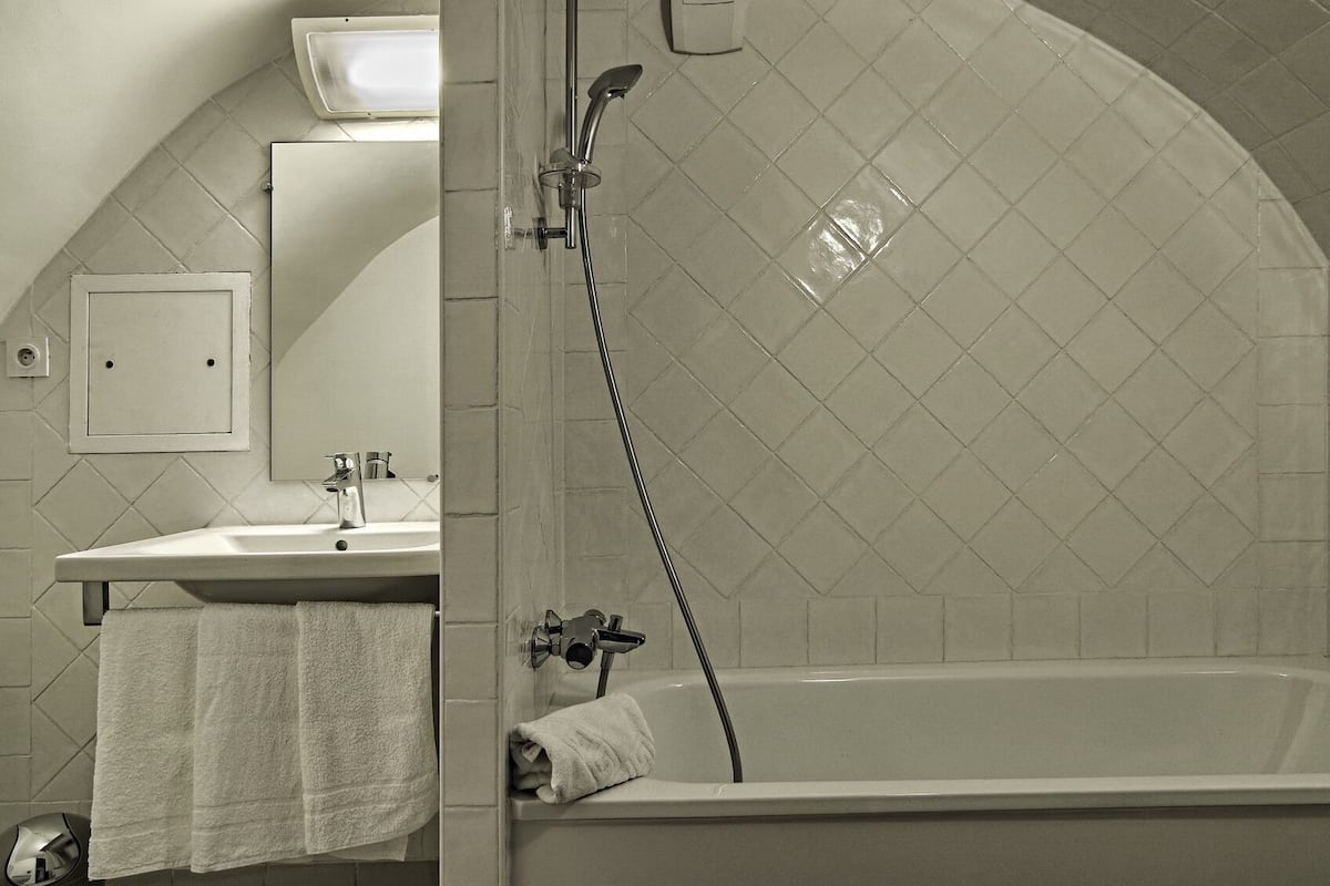 standard triple room, ensuite (chambre rez de chaussée) | bathroom