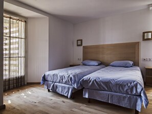 Standard trippelrum - eget badrum (Chambre rez de chaussée) | 1 sovrum