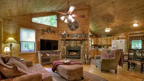 House, Multiple Beds, Non Smoking | Living room | Flat-screen TV, fireplace - Sweetwater Escape (Epworth)