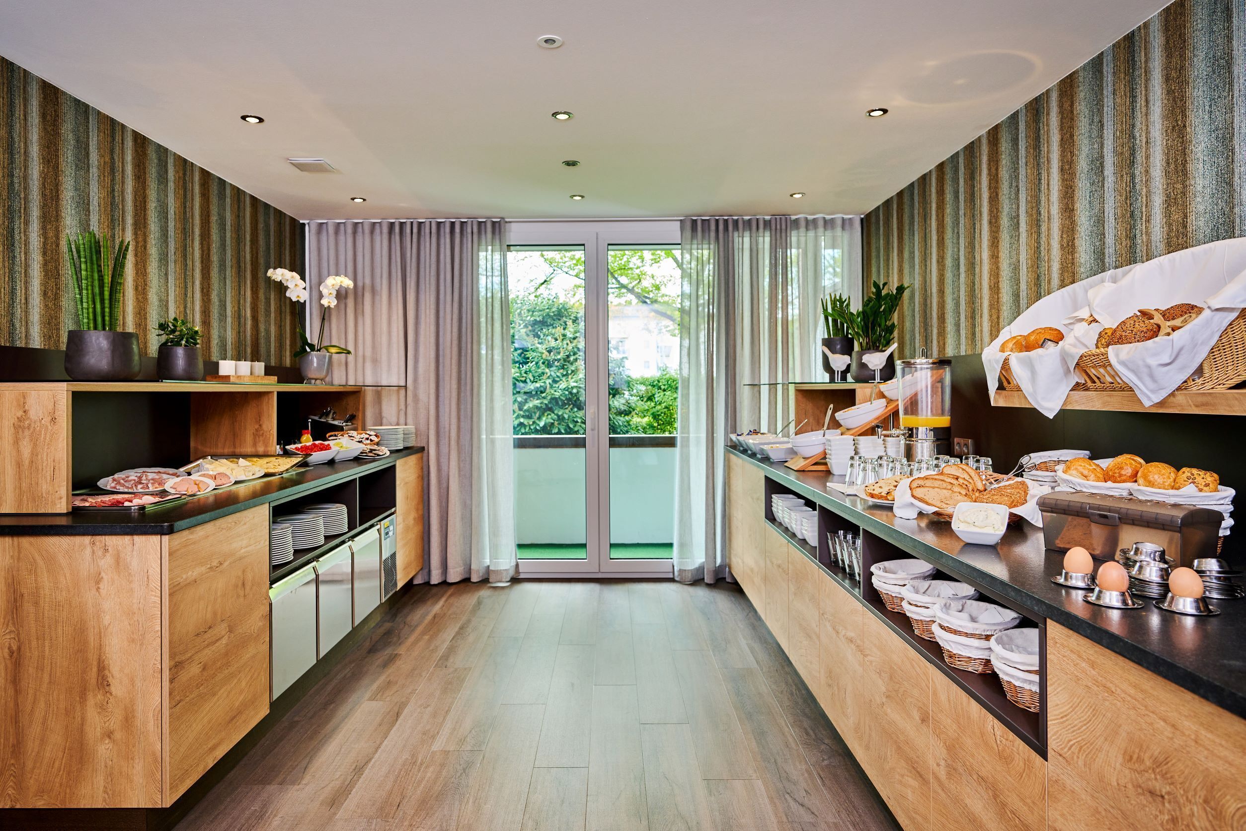 Daily full breakfast (EUR 8.50 per person)