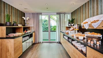 Tägliches großes Frühstück (8.50 EUR pro Person)