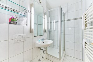 Shower, towels - City Appartementhotel (Bad Fuessing)