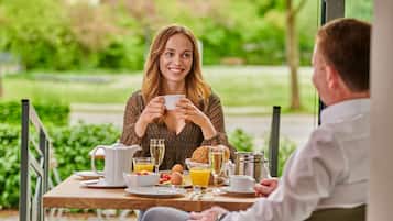 Tägliches großes Frühstück (8.50 EUR pro Person)