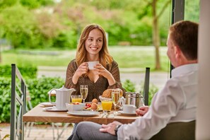Petit déjeuner complet (8.50 EUR par personne)