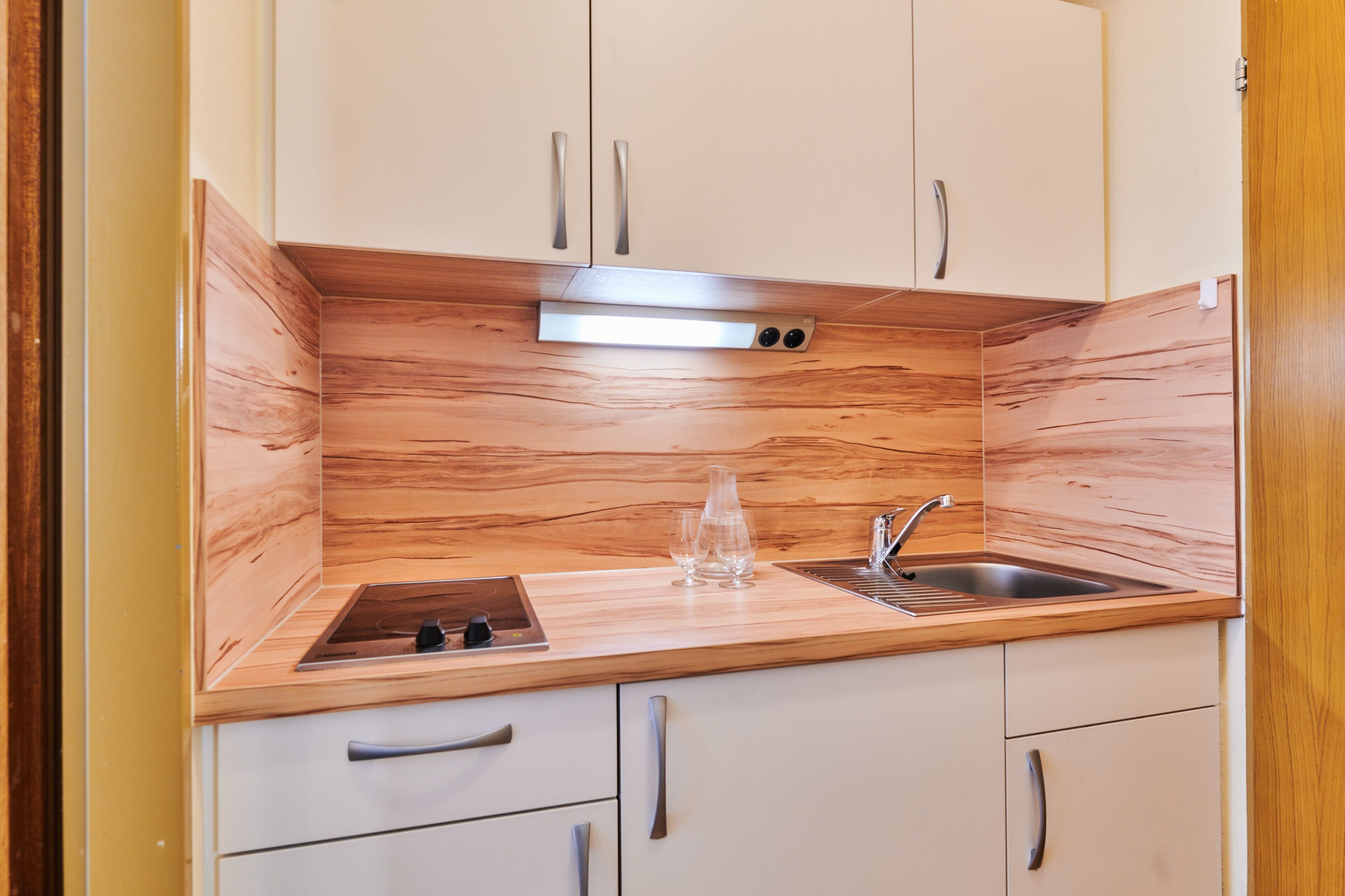 fridge, stovetop, coffee/tea maker, electric kettle