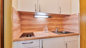 Kühlschrank, Herdplatte, Wasserkocher mit Kaffee-/Teezubehör