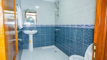 Family Apartment, 2 Bedrooms, Non Smoking | Bathroom | Shower, rainfall showerhead, towels