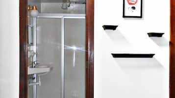 Regadera, regadera tipo lluvia, toallas