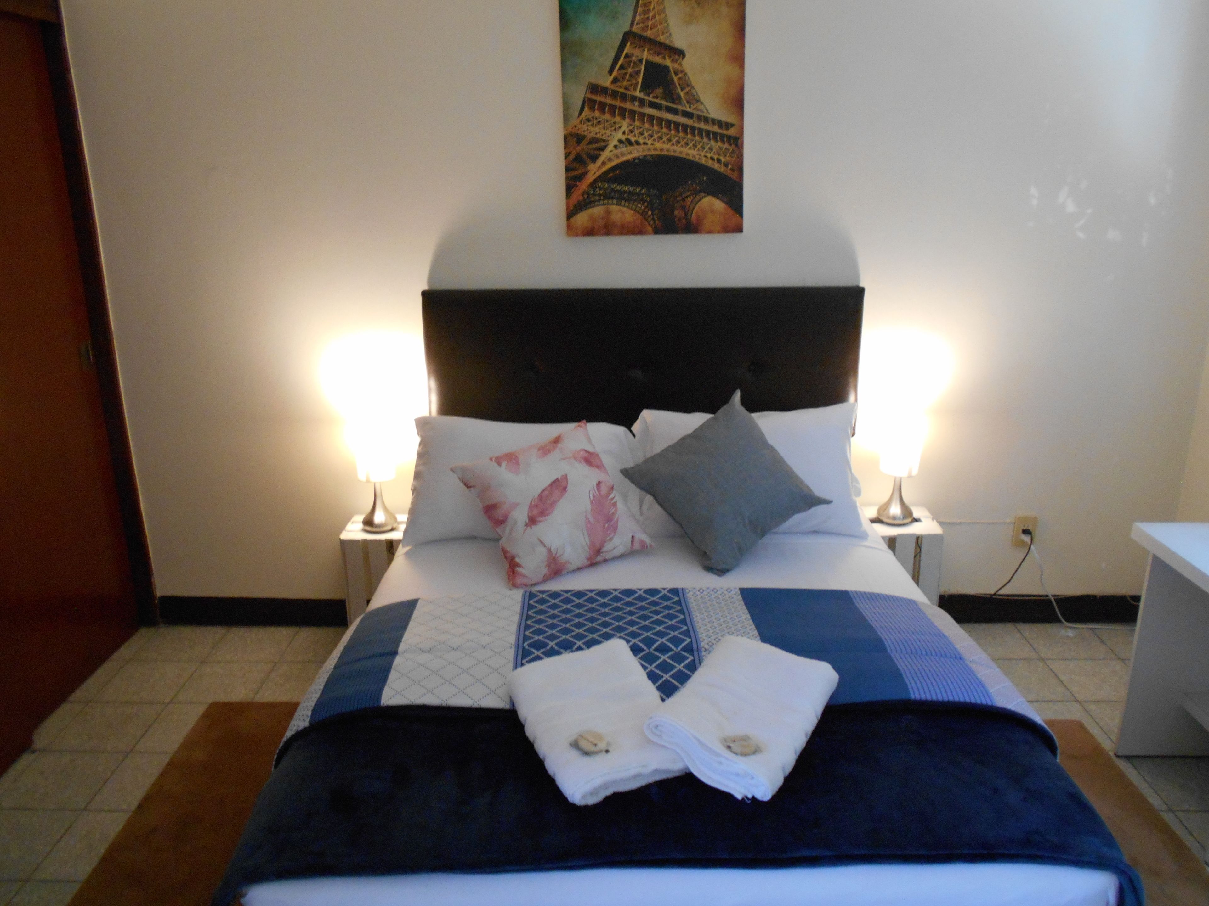 Habitación doble Confort, 1 cama matrimonial, para fumadores, vista al jardín | Tabla de planchar con plancha, wifi gratis y ropa de cama 