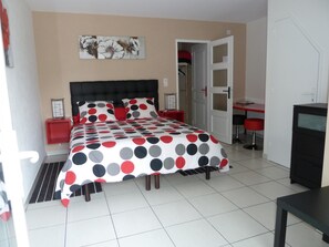 ห้องดับเบิล, เตียงควีนไซส์ 1 เตียง, ปลอดบุหรี่ | ห้องพักตกแต่งอย่างมีเอกลักษณ์, ตกแต่งพิเศษโดยเฉพาะ, โต๊ะทำงาน