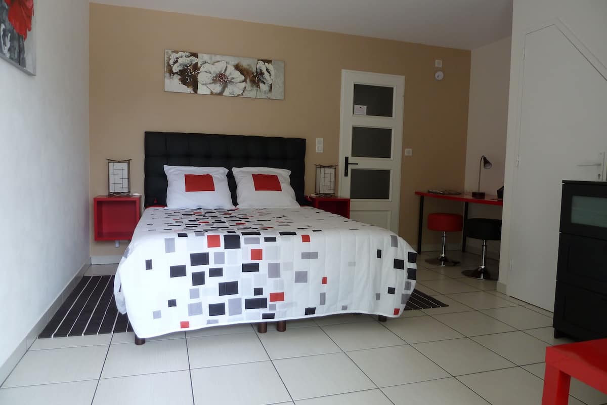 Quarto casal, 1 cama Queen, para não fumantes | Individualmente decorados, individualmente mobiliados, escrivaninha