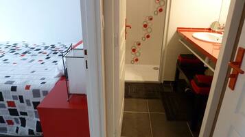 Double Room, 1 Katil Ratu (Queen), Non Smoking | Dihias secara berasingan, dilengkapkan perabot secara berasingan, meja