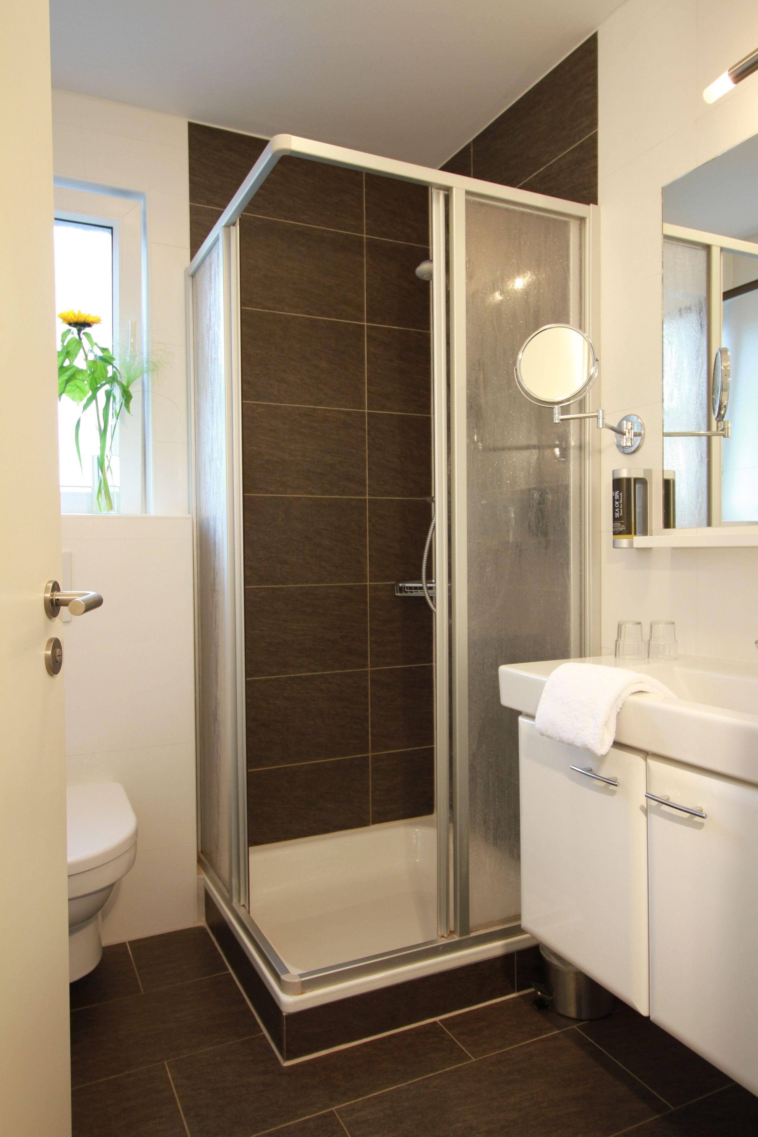 Douche, articles de toilette gratuits, sèche-cheveux