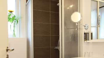 Douche, articles de toilette gratuits, sèche-cheveux