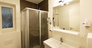 Dusche, kostenlose Toilettenartikel, Haartrockner, Handtücher