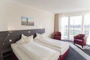 Zimmersafe, Verdunkelungsvorhänge, kostenlose Babybetten